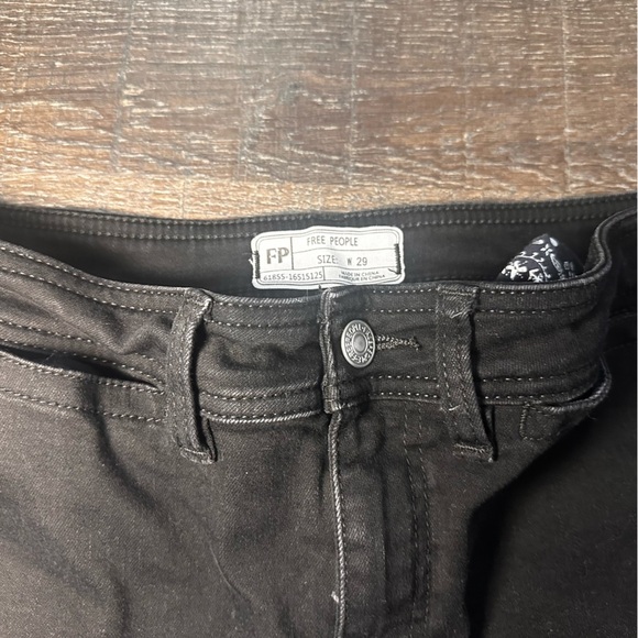 Free People Womens W 29 Black So Chic Biker Jean Shorts Raw Edge Fringe Hems - Picture 2 of 6